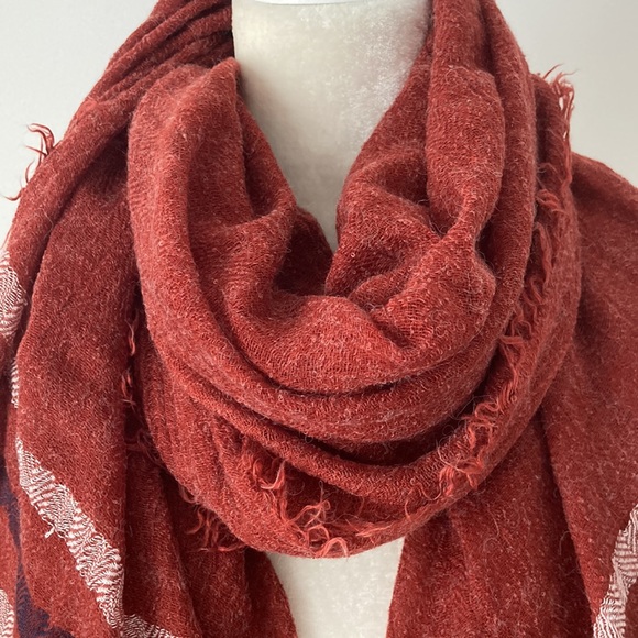 Scarf & Wrap - Picture 12 of 14